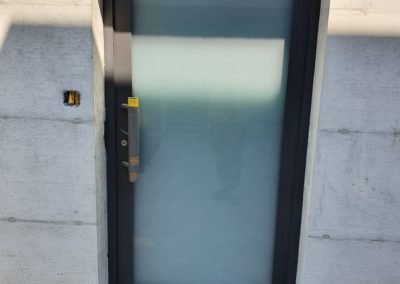 Porte d'entrée grise vitrée