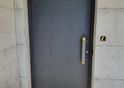 Porte d'entrée grise