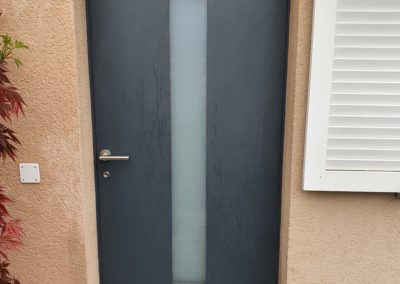 Porte d'entrée grise vitrée