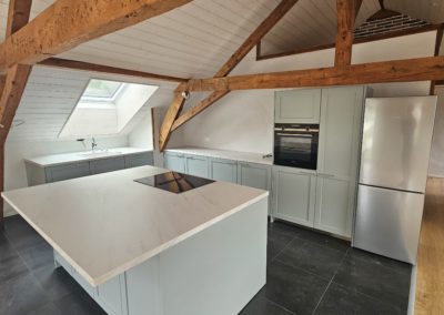 Cuisine laquée avec porte assemblée, îlot centrale, plan de travail en stratifié