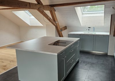 Cuisine laquée avec porte assemblée, îlot centrale, plan de travail en stratifié