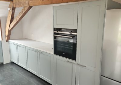 Cuisine laquée avec porte assemblée, îlot centrale, plan de travail en stratifié