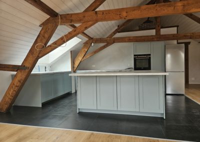 Cuisine laquée avec porte assemblée, îlot centrale, plan de travail en stratifié