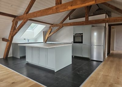 Cuisine laquée avec porte assemblée, îlot centrale, plan de travail en stratifié