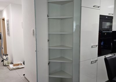 Meuble d'angle ajouté sur cuisine existante, face en mélaminé blanc brillant