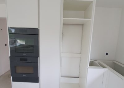 Cuisine sur mesure en mélaminé blanc