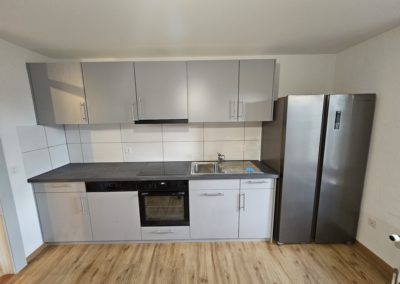 Cuisine sur mesure, faces en mélaminé gris clair