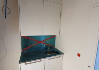 Cuisine sur mesure en mélaminé blanc